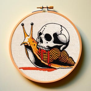 以下が含まれることがあります： 木製のフレームに刺繍されたアートワークで、カタツムリの体を持つ骸骨が描かれています。 骸骨は白と黒の陰影で、カタツムリはオレンジと黒です。 赤い線は、骸骨の口から滴る血を表しています。 背景は薄いベージュです。