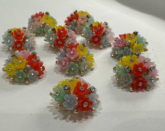 Wielokolorowy guzik z kopułą i kwiatkiem, z uchwytem i kryształkami (20 mm)