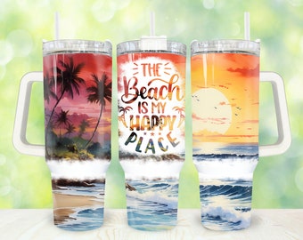 Op de afbeelding: Drie roestvrijstalen bekers met een witte handgreep en deksel. De bekers tonen een zonsondergangstrandscène met palmbomen en de tekst "The Beach is my Happy Place".