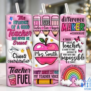 Op de afbeelding: Roze en witte geïsoleerde tumbler met een rietje. De tumbler heeft tekst en afbeeldingen die verband houden met lesgeven, waaronder de woorden "Teacher Fuel", "Chaos Coordinator" en "Difference Maker."