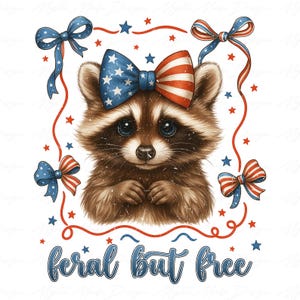 Könnte beinhalten: Digitale Illustration eines Waschbären mit patriotischem Thema. Der Waschbär hat eine Schleife mit Sternen und Streifen auf dem Kopf, umgeben von roten, weißen und blauen Schleifen und Sternen. Der Text "feral but free" ist in blauer Schrift geschrieben.