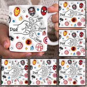 Pode incluir: Caneca de cerâmica branca com um design colorido que apresenta personagens de super-heróis da Marvel, incluindo Homem de Ferro, Homem-Aranha e Viúva Negra. A caneca tem um contorno preto de cinco mãos entrelaçadas com o texto "Dad" e os nomes "Julia", "David" e "Sarah" escritos nos dedos.
