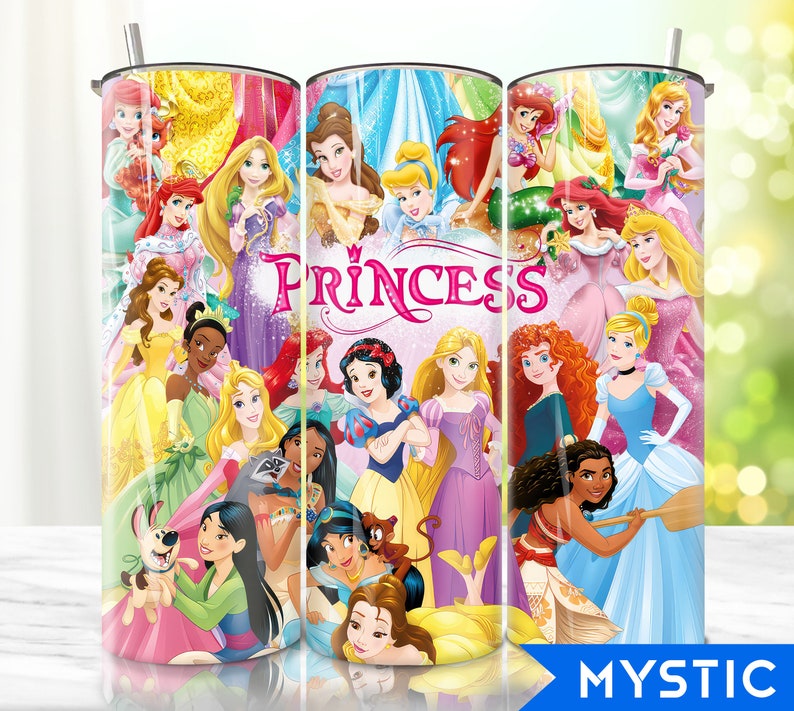 K&ouml;nnte beinhalten: Ein Set aus drei Edelstahl-Bechern mit einem rosafarbenen Glitzer-Hintergrund und verschiedenen Disney-Prinzessinnen. Die Becher zeigen den Text "Princess" in rosa Buchstaben.