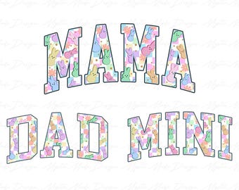 Puede incluir: Un diseño gráfico con las palabras "MAMA DAD MINI" en una fuente con contorno azul. Las letras están rellenas con un patrón de caramelos Peeps de color rosa pastel, azul, amarillo y verde.