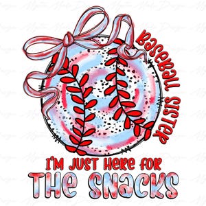 Puede incluir: Gráfico con temática de béisbol con un diseño de béisbol en rojo, blanco y azul, con el texto "Baseball Sister" y "I'm Just Here For The Snacks". El diseño incluye una cinta roja y detalles de costura.