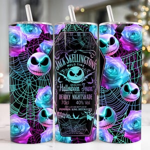 Könnte beinhalten: Ein Edelstahlbecher mit einem schwarz-weißen Design, das ein Spinnennetz-Muster, blaue und lila Rosen und die Figur Jack Skellington aus dem Film Nightmare Before Christmas zeigt. Der Becher trägt den Text "Jack Skellington's Halloween Town" und "Deadly Nightshade 70cl 40% Vol. Distilled and Bottled by Pumpkin King Distillery".
