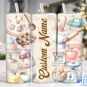 Puede incluir: Un juego de tres vasos blancos con temática de repostería. Los vasos presentan ilustraciones de un gorro de chef, un rodillo, una batidora, un pastel y un tazón de harina. Los vasos están personalizados con el texto "Custom Name".
