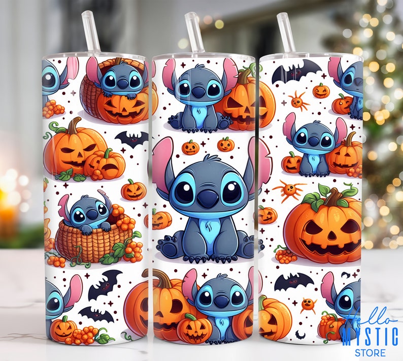 Puede incluir: Un vaso blanco con un dise&ntilde;o de tem&aacute;tica de Halloween con Stitch de Lilo & Stitch. El dise&ntilde;o incluye calabazas, murci&eacute;lagos y Stitch en varias poses.