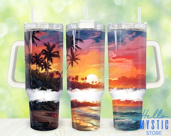 Op de afbeelding: Drie roestvrijstalen bekers met een wit deksel en handvat. Elke beker heeft een ander zonsondergangsscene met palmbomen en oceaan golven. De bekers zijn perfect om van uw favoriete dranken te genieten.