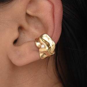 Orecchino a polsino in oro WABI con perla naturale, ottone placcato oro 18k, finitura argento o oro, pietra portafortuna di giugno, design moderno con onda scultorea spessa