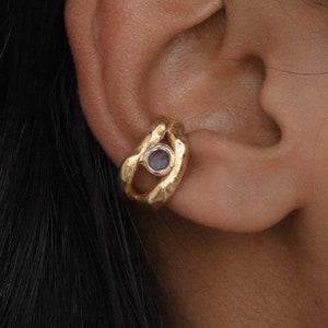 Orecchino a polsino in oro con topazio blu naturale, ottone placcato oro 18k, finitura argento o oro, pietra portafortuna di dicembre, design moderno minimalista scultoreo