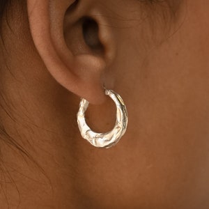 Orecchini a cerchio in argento CHANDRA, argento sterling 925, finitura argento o oro, design martellato scultoreo, gioielli minimalisti fatti a mano, regalo