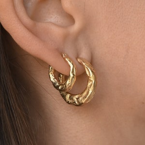 Orecchini a cerchio in oro CHANDRA, ottone placcato oro 18 carati, finitura oro o argento, design martellato scultoreo, gioielli minimalisti fatti a mano, regalo