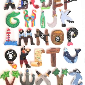 Letras de madera temática pirata y marina para nombre de niño, letras de madera para decorar y personalizar la puerta de un dormitorio infantil.