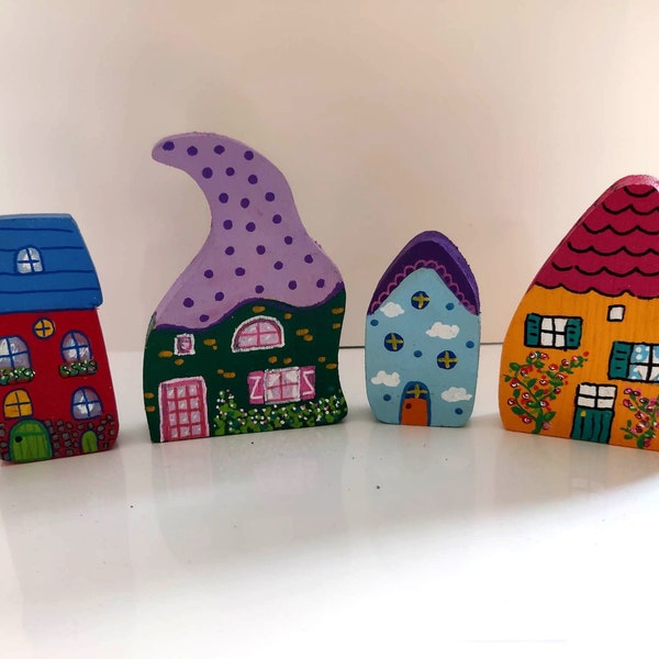 Miniature house in decorative and original hand-painted fir wood, series 2