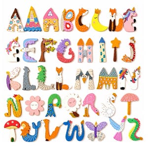 女の子の名前、おとぎ話、お姫様、人魚をテーマにした木製の文字。お子様の寝室のドアを名前でパーソナライズして飾ることができます。