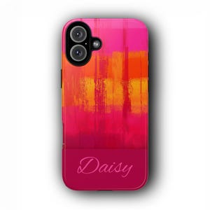 Puede incluir: Una funda de teléfono con un diseño abstracto vibrante en tonos rosa, naranja y rojo. La funda presenta un efecto de pincelada pintada y el nombre "Daisy" en escritura cursiva en la parte inferior. La funda tiene un recorte para una cámara de doble lente.