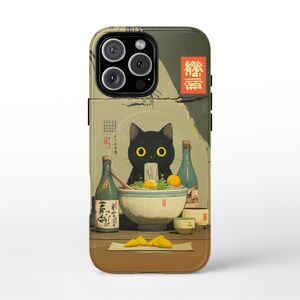 Könnte beinhalten: Handyhülle mit einer Cartoon-Illustration einer schwarzen Katze, die Ramen isst. Die Katze hat große gelbe Augen und ist von Flaschen und Schalen umgeben. Der Hintergrund hat japanischen Text und ein grün-beiges Farbschema.