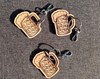 Wooden beer mug keychain – gift for beer lovers | Oktoberfest accessory | Engraved wooden keychain