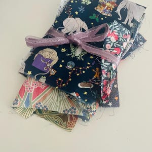 Confezione di ritagli di tessuto Mystery Christmas Liberty Tana lawn da 25 g