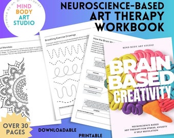 Pode incluir: Um caderno de exercícios colorido intitulado "Brain Based Creativity" com uma ilustração de cérebro de massa de modelar na capa. O caderno de exercícios é descrito como "Terapia de arte baseada em neurociência para estresse, ansiedade e autorregulação". A capa também inclui o texto "Mind Body Art Studio".