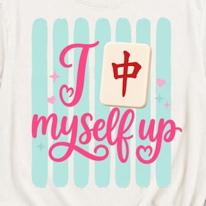 Könnte beinhalten: Ein cremefarbenes Kurzarm-T-Shirt mit einem Grafikdruck aus vertikalen hellblauen Streifen. Der Text "I [Mahjong-Stein mit rotem Schriftzeichen] myself up" ist in pinker Schreibschrift gehalten und mit kleinen pinken Herzen und hellblauen Sternen verziert.