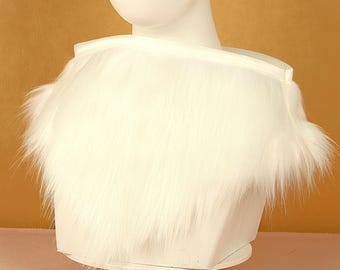 Op de afbeelding: Witte nep bontkraag met satijnen voering. De kraag is zacht en pluche en zou een geweldige toevoeging zijn aan elke winteroutfit.