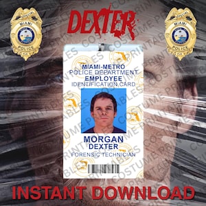 Puede incluir: Una tarjeta de identificación rectangular del Departamento de Policía de Miami-Metro con el retrato de un hombre, el nombre MORGAN DEXTER, el título FORENSIC TECHNICIAN, un código de barras y el sello de Florida, flanqueada por dos placas doradas.