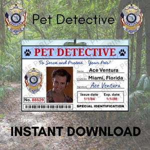 Può includere: Un distintivo blu e bianco con un'impronta di zampa e il testo "Pet Detective" in bianco. Il distintivo ha una foto di Ace Ventura, un uomo con i capelli castani e i baffi, che indossa una camicia bianca e un gilet blu. Il testo "To Serve and Protect... Your Pets!" è stampato in nero. Il distintivo include anche il testo "Ace Ventura", "Miami, Florida", "Ace Ventura", "Data di emissione 1/1/84", "Data di scadenza 1/1/88", "N° 88529", e "IDENTIFICAZIONE SPECIALE".