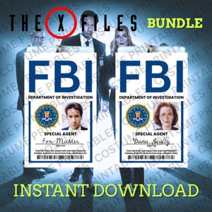 Pode incluir: Um pacote digital de dois cartões de identificação do FBI imprimíveis com o texto THE X FILES BUNDLE e INSTANT DOWNLOAD. Cada cartão exibe o logotipo do FBI, um retrato, o título SPECIAL AGENT e os nomes Fox Mulder ou Dana Scully.