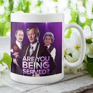 Tazza "Sei servito?" - Tazza da caffè in ceramica da 330 ml (11 oz) - Classica tazza con logo di una sitcom britannica - Merchandise TV britannico vintage - Regalo unico
