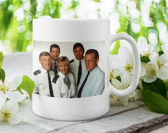 Tasse style drame police rétro The Bill - Illustrations télévisées britanniques classiques - Tasse en céramique de 11 oz - Frais d'importation aux États-Unis prépayés