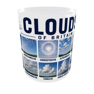 Op de afbeelding: Een witte keramische mok met de tekst CLOUDS OF BRITAIN in dikke donkerblauwe letters. Het oppervlak toont een raster van zes verschillende wolkentypes, elk gelabeld met de wetenschappelijke naam, waaronder Cirrocumulus en Cumulus.