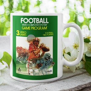 Retro Football Atari 2600 Mug – Classic Sports Video Game Box Art Cup for Gamers, Vintage 80s Gridiron Gift