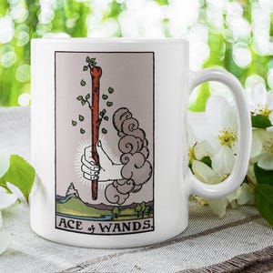 Tasse de tarot As de baguettes | Tasse à café de tarot RWS de 11 oz | Inspiration et énergie de feu | Cadeau occulte pour les amateurs de tarot