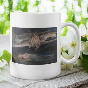 Könnte beinhalten: Weiße Keramik-Tasse mit einem klassischen Kunstdruck, der eine geflügelte Figur und eine liegende Person in einer dunklen, traumhaften Szene zeigt. Die Tasse hat einen gebogenen Henkel und ist von weißen Blumen umgeben.