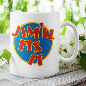 Può includere: Tazza da caffè in ceramica bianca con un cerchio blu e il testo "I'M FIX IT" in lettere rosse.