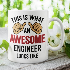 Puede incluir: Taza de café de cerámica blanca con un diseño en negro y rojo que dice "Esto es lo que parece un ingeniero increíble". La taza tiene un asa negra y está sobre una superficie blanca con flores blancas.