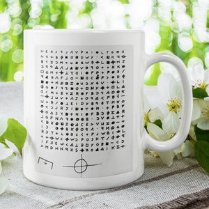 Op de afbeelding: Witte keramische mok met een zwart-wit cijferontwerp. De mok toont een symbool en een rechthoek. Een leuk cadeau voor liefhebbers van puzzels en codes.