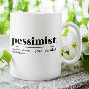 Tazza pessimista, definizione divertente di pessimista, regalo ottimista, regalo pessimista, barzelletta pessimista, dizionario urbano
