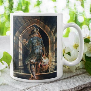 Puede incluir: Taza de cerámica blanca con una pintura de acuarela de una persona con sombrero y túnica, sosteniendo una máscara, caminando por una puerta arqueada. La taza tiene un asa grande.