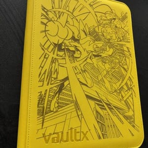 Peut inclure: Un classeur de cartes à collectionner jaune vif avec une surface texturée. La couverture avant présente une illustration au trait gris foncé d'une créature dans une pose d'action dynamique, entourée de lignes de vitesse. La marque vaultx est embossée.