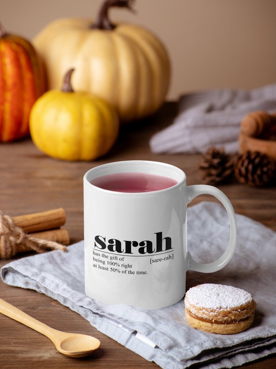 Mug Sarah amusante – « Elle a le don d'avoir 100 ans au moins 50 % du temps  » – Tasse à café avec prénom personnalisé – Cadeau humoristique pour Sarah 