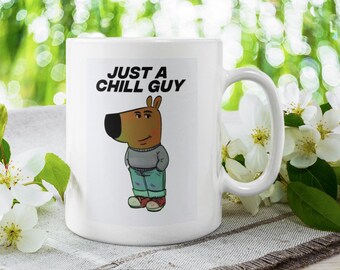 Peut inclure: Mug en céramique blanche avec une illustration de personnage de chien de dessin animé portant un pull gris, un jean bleu et des chaussures rouges. Le texte "JUST A CHILL GUY" est en noir. Fleurs blanches et feuillage vert en arrière-plan.