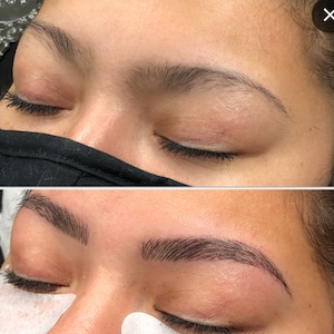 Peut inclure: Photos avant et après le microblading des sourcils. La photo du haut montre les sourcils avant le microblading. La photo du bas montre les sourcils après le microblading. Les sourcils sont plus foncés et plus définis sur la photo après.
