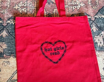 Sac fourre-tout brodé « Hot girls read » en fil de fer barbelé/ romance sombre/ produits livresques/ accessoires de livres/ sac fourre-tout/ avant-gardiste