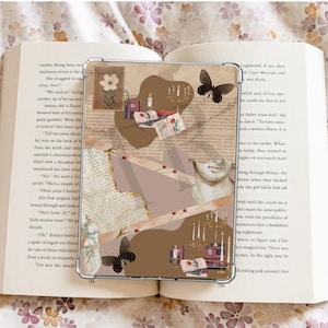 Op de afbeelding: Een transparante telefoonhoes met een collage van vintage-achtige afbeeldingen. De afbeeldingen omvatten vlinders, kaarsen, boeken en bloemen. De achtergrond is bruin en beige van kleur.