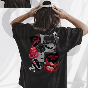 Pu&ograve; includere: T-shirt nero con un design grafico sul retro con un collage di immagini tra cui una bara, ciliegie e labbra diaboliche. &Egrave; visibile anche il testo "villian era". La parte anteriore della maglietta ha il testo "Teddy Rose" e una rosa.