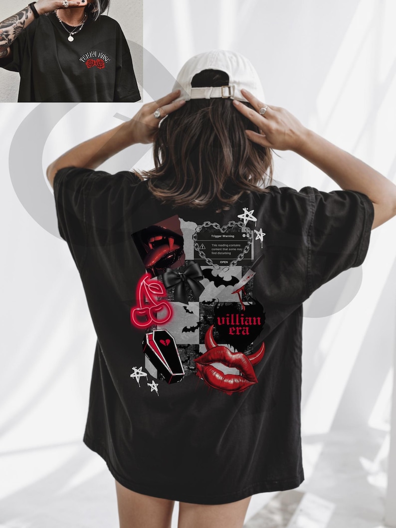 Pu&ograve; includere: T-shirt nero con un design grafico sul retro con un collage di immagini tra cui una bara, ciliegie e labbra diaboliche. &Egrave; visibile anche il testo "villian era". La parte anteriore della maglietta ha il testo "Teddy Rose" e una rosa.