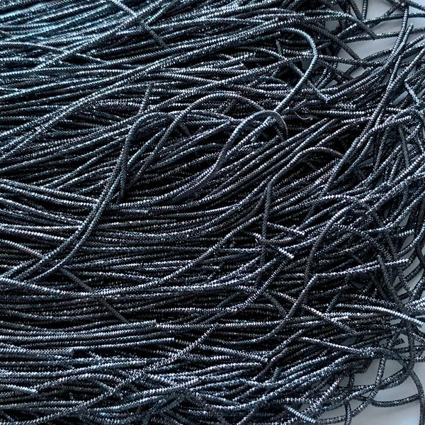 Cannetille frisée gunmetal, très brillante. La cannetille française permet d’apporter du relief et de la lumière dans vos broderies.